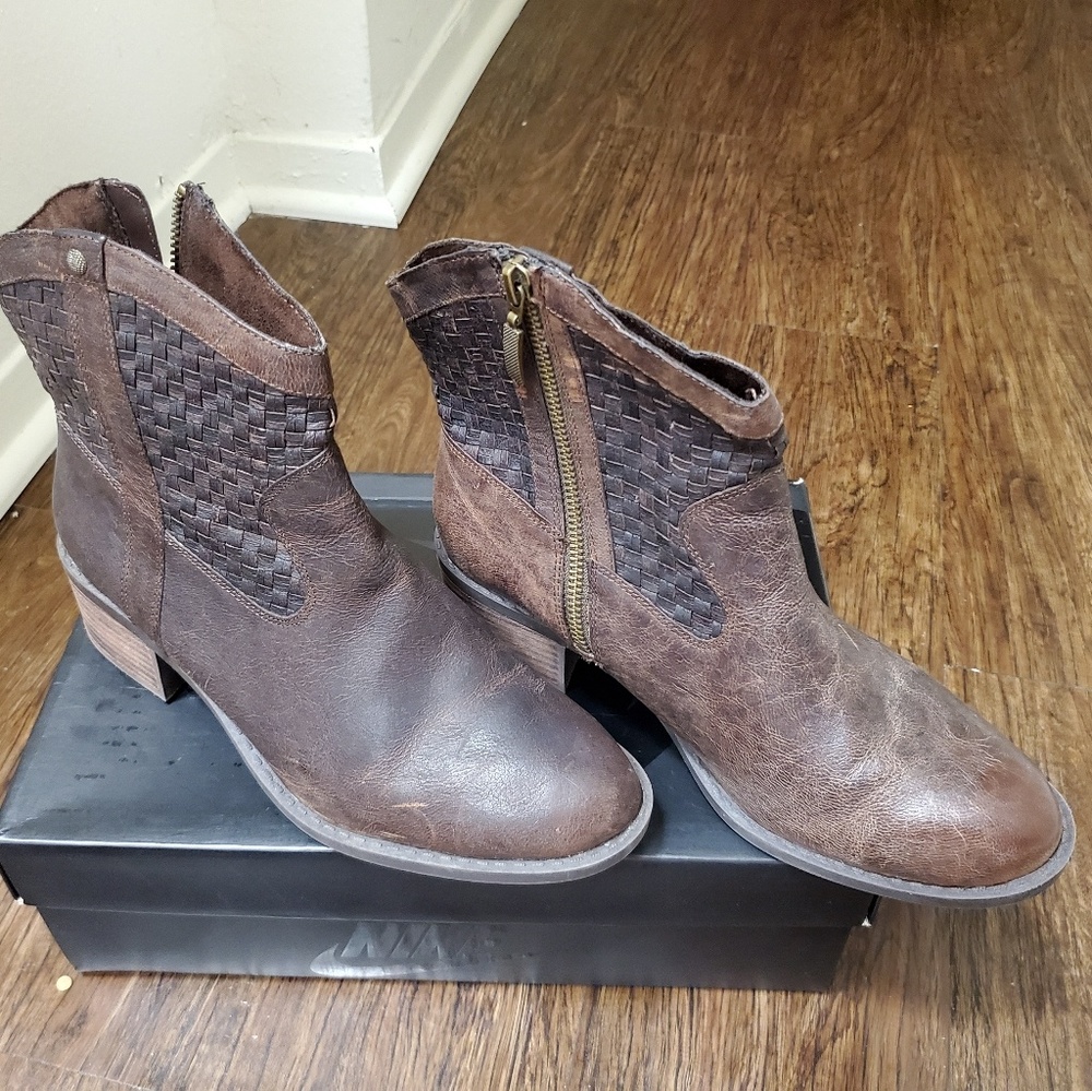 Adam tucker....me too Brown boots